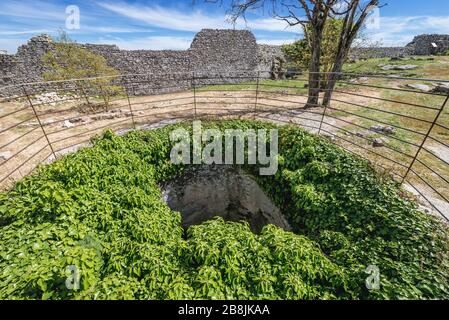 Ancien puits dans le château normand dans la ville historique d'Erice également connu sous le nom de Château venus sur un Mont Erice dans la province de Trapani en Sicile, en Italie Banque D'Images