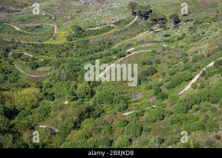 Chemin sinueux sur une pente de la montagne Erice vue de la ville historique Erice sur un Mont Erice dans la province de Trapani en Sicile, dans le sud de l'Italie Banque D'Images