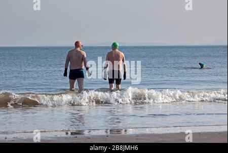 Portobello, Édimbourg, Écosse, Royaume-Uni. 22 mars 2020. Soleil et ciel bleu avec une température tôt le matin de 2 degrés centigrade augmentant à 8 degrés d'ici midi. Une variété de personnes sur la plage se détendre et profiter des activités pour s'éloigner de la télévision et de la radio. Banque D'Images