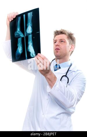 un médecin gai qui examine les rayons x des pieds Banque D'Images