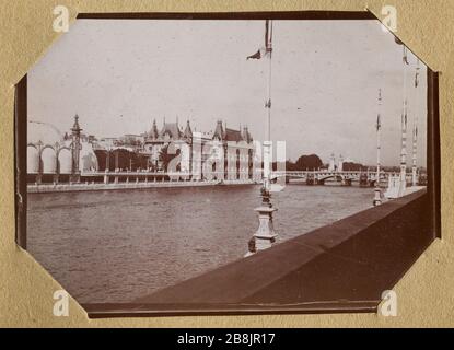 Album de l'exposition universelle de 1900 la Seine, vue sur le pont d'Alma Anonyme. Album de l'exposition universitaire de 1900. La Seine, vue du pont de l'Alma. 1900. Musée des Beaux-Arts de la Ville de Paris, petit Palais. Banque D'Images