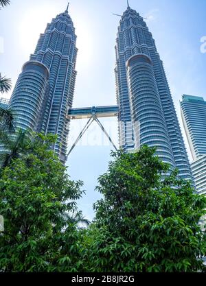 Pont aérien reliant les tours jumelles Petronas Kuala Lumpur en Malaisie. Banque D'Images