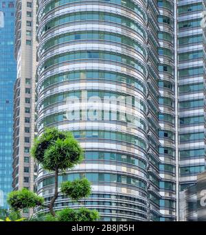 Détail de la façade en verre et en acier des tours jumelles Petronas Kuala Lumpur Malaisie. Banque D'Images