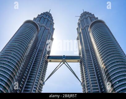 Pont aérien reliant les tours jumelles Petronas Kuala Lumpur en Malaisie. Banque D'Images