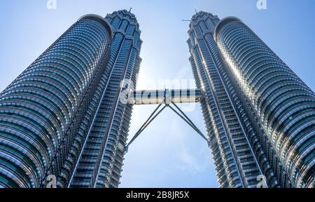 Pont aérien reliant les tours jumelles Petronas Kuala Lumpur en Malaisie. Banque D'Images