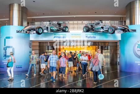 Les voitures Mercedes-AMG Petronas Formula One Team exposées dans le hall des tours Petronas célébrant le 6e championnat consécutif remporte Kuala Lumpur Malaisie. Banque D'Images