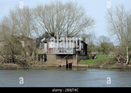 Exemple de cabine au bord de la rivière Banque D'Images