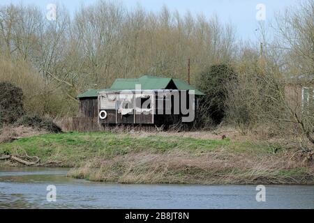 Exemple de cabine au bord de la rivière Banque D'Images