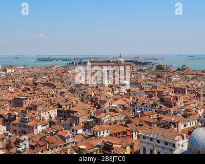 En regardant sur les toits rouges de Venise depuis le Campanile en direction de la tour Santo Stefano Banque D'Images