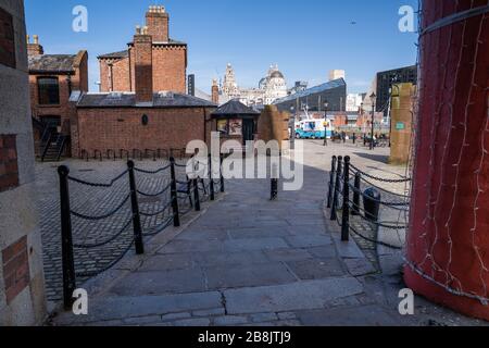 Liverpool, Royaume-Uni. 22 mars 2020. Le centre-ville de Liverpool, dans le nord-ouest de l'Angleterre, est presque complètement déserté après que le gouvernement du Royaume-Uni ait ordonné la fermeture de tous les pubs et restaurants en raison de la pandémie mondiale de Coronavirus. Certains services locaux, tels que les transports en commun, ont été réduits en arrière dans la ville en raison d'une réduction du nombre de passagers. Crédit: Christopher Middleton/Alay Live News Banque D'Images