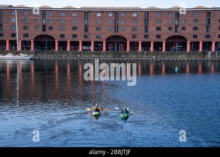 Liverpool, Royaume-Uni. 22 mars 2020. Le centre-ville de Liverpool, dans le nord-ouest de l'Angleterre, est presque complètement déserté après que le gouvernement du Royaume-Uni ait ordonné la fermeture de tous les pubs et restaurants en raison de la pandémie mondiale de Coronavirus. Certains services locaux, tels que les transports en commun, ont été réduits en arrière dans la ville en raison d'une réduction du nombre de passagers. Crédit: Christopher Middleton/Alay Live News Banque D'Images