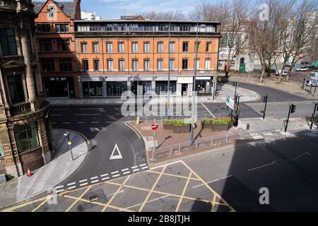 Liverpool, Royaume-Uni. 22 mars 2020. Le centre-ville de Liverpool, dans le nord-ouest de l'Angleterre, est presque complètement déserté après que le gouvernement du Royaume-Uni ait ordonné la fermeture de tous les pubs et restaurants en raison de la pandémie mondiale de Coronavirus. Certains services locaux, tels que les transports en commun, ont été réduits en arrière dans la ville en raison d'une réduction du nombre de passagers. Crédit: Christopher Middleton/Alay Live News Banque D'Images