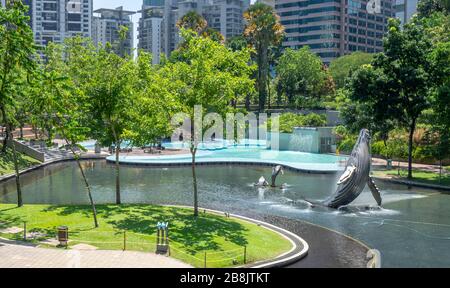 Fontaine de sculpture de baleine dans le lac Symphony dans le parc KLCC Kuala Lumpur en Malaisie. Banque D'Images