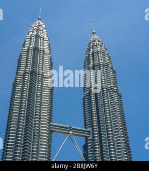 Pont aérien reliant les tours jumelles Petronas Kuala Lumpur en Malaisie. Banque D'Images