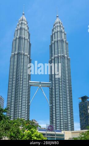 Pont aérien reliant les tours jumelles Petronas Kuala Lumpur en Malaisie. Banque D'Images