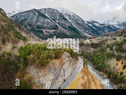 Le village Palleusieux sous une grande montagne, dans le bassin pré-Saint-Didier, vallée d'Aoste au moment de l'épidémie de virus de la couronne, dans le nord de l'Italie Banque D'Images