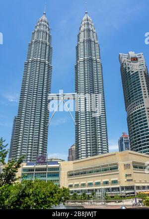 Centre commercial Sure KLCC au pied des tours jumelles Petronas Kuala Lumpur en Malaisie. Banque D'Images