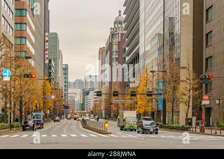 TOKYO, JAPON, JANVIER - 2019 - scène urbaine de l'autoroute à faible trafic dans le quartier de chiyoda, tokyo, japon Banque D'Images