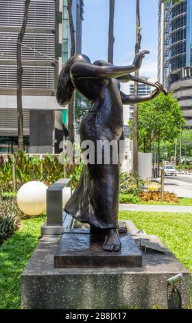 Statue de bronze jubilation ll par le sculpteur Eng Tay exposé devant le complexe d'appartements Marc Residence dans le centre de Kuala Lumpur en Malaisie. Banque D'Images