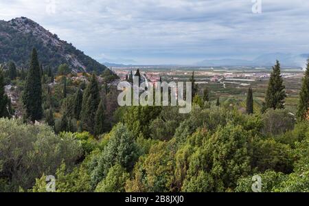 Vue sur les vergers agricoles irrigués et les champs du delta de la rivière Neretva à Opuzen, en Croatie Banque D'Images