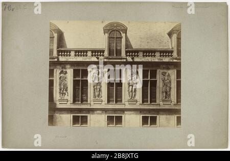 Musée Carnavalet. Hôtel Carnavalet, reliefs des quatre saisons. Paris 3ème arrondissement. Le Marais. Musée Carnavalet. Hôtel Carnavalet, bas-reliefs des quatre saisons. Paris (IIIème arr.). Photo de Pierre Emonts (1831-1912). Papier aluminé. Entre 1862 et 1905. Paris, musée Carnavalet. Banque D'Images