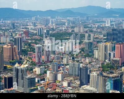 Vue panoramique depuis la tour KL des tours résidentielles et des gratte-ciel de bureaux de Kuala Lumpur en Malaisie. Banque D'Images