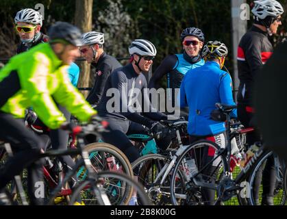 Londres, Royaume-Uni. 21 mars 2020. Les parcs royaux ont annoncé aujourd'hui (22 mars) que tous les parcs extérieurs, y compris le parc Richmond, ferment à toute la circulation et que les cafés ferment complètement, à la suite de personnes qui ne maintiennent pas de distanciation sociale au cours des derniers jours pendant l'arnaque de Coronavirus. Les cyclistes sont toujours autorisés dans le parc mais doivent maintenir les règles de distanciation sociale. Image : réunion du groupe cycliste à Roehampton Gate le 21.3.20. Crédit : Malcolm Park/Alay Live News Banque D'Images