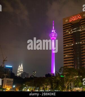 KL Towe, la tour de bureau de l'AIA et les tours jumelles Petronas en arrière-plan dans la nuit Kuala Lumpur Malaisie. Banque D'Images