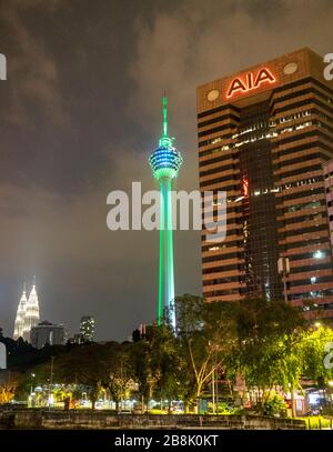 KL Towe, la tour de bureau de l'AIA et les tours jumelles Petronas en arrière-plan dans la nuit Kuala Lumpur Malaisie. Banque D'Images