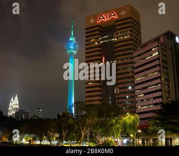 KL Towe, la tour de bureau de l'AIA et les tours jumelles Petronas en arrière-plan dans la nuit Kuala Lumpur Malaisie. Banque D'Images