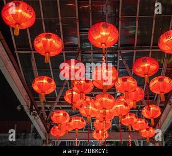 Lanternes chinoises rouges au marché de Petaling Street à la nuit Kuala Lumpur en Malaisie. Banque D'Images