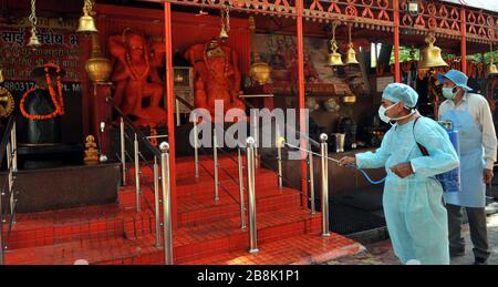 Jammu, Cachemire sous contrôle indien. 22 mars 2020. Les travailleurs de la santé aseptisent le temple comme mesure de précaution contre COVID-19 dans une rue de Jammu, la capitale hivernale du Cachemire contrôlé par les Indiens, 22 mars 2020. Crédit: Str/Xinhua/Alay Live News Banque D'Images