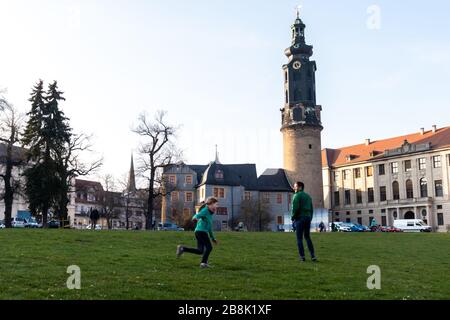 Les personnes qui jouent dans le parc un jour chaud en Allemagne malgré le mandat d'isoler socialement pendant la pandémie de la VID19. Banque D'Images