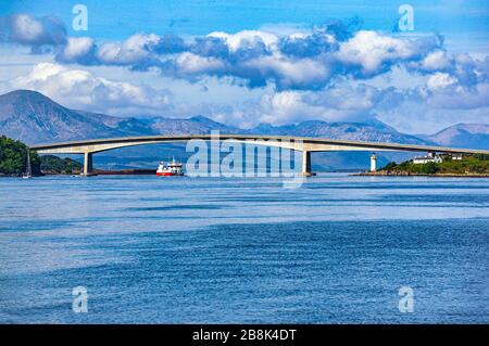Bateau passant sous le pont de chemin Skye reliant l'île de Skye à Kyleakin avec le Mainland écossais à Kyle de Lochalsh Highland Ecosse Banque D'Images