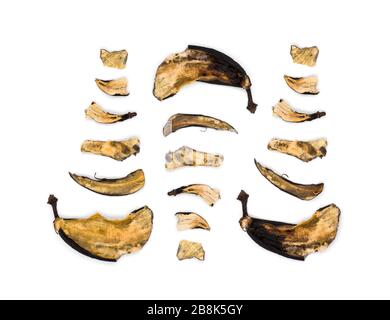 Décomposition des tranches de bananes sur fond blanc Banque D'Images