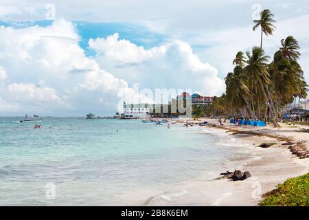 L'île San Andres, l'archipel de San Andrés, Providencia et Santa Catalina, Colombie - la plage principale du centre-ville de la Cari Banque D'Images