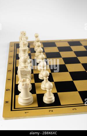 Des figures d'échecs blanches sur le chessboard. Vue de dessus Banque D'Images