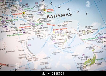 Gros plan sur une carte du monde avec les Bahamas au centre de l'attention, un pays de l'archipel de Lucayan dans les Antilles. Banque D'Images