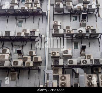 Unités de condenseur de climatiseurs à système séparé sur le mur extérieur du bâtiment à Kuala Lumpur en Malaisie. Banque D'Images