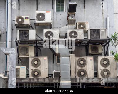 Unités de condenseur de climatiseurs à système séparé sur le mur extérieur du bâtiment à Kuala Lumpur en Malaisie. Banque D'Images