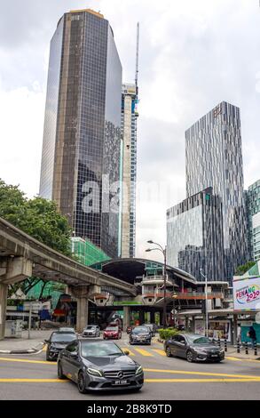 Jalan Sultan Ismail trafic KL Monorail LineRaja Chulan station MR7 Equatorial Plaza et Hotel EQ et Menara KH tour centre Kuala Lumpur Malaisie. Banque D'Images