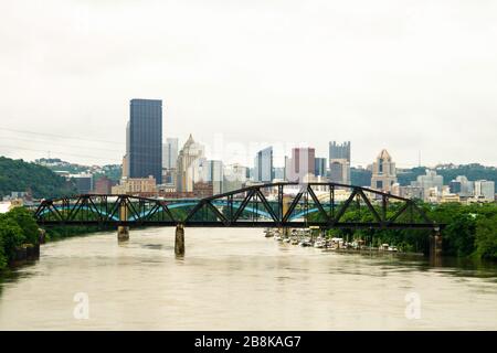 Pittsburgh Skyline avec Allegheny River Banque D'Images