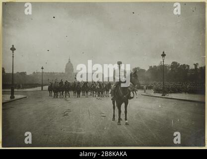 Revue du 14 juillet 1616. Le général Dubail. Général Auguste Dubail lors de l'examen du 14 juillet 1916 sur l'avenue des Invalides, 7ème arrondissement, Paris Guerre 1914-1918. Le général Auguste Dubail hors de la revue du 14 juillet 1916 sur l'avenue des Invalides. Paris (VIIIème arr.), 14 juillet 1916. Paris. Rage au gélatino-bromure d'argent. Paris, musée Carnavalet. Banque D'Images