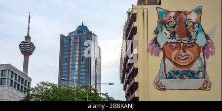 KL Tower Menara Olympia et une murale peinte sur le côté d'un bâtiment Kuala Lumpur Malaisie. Banque D'Images