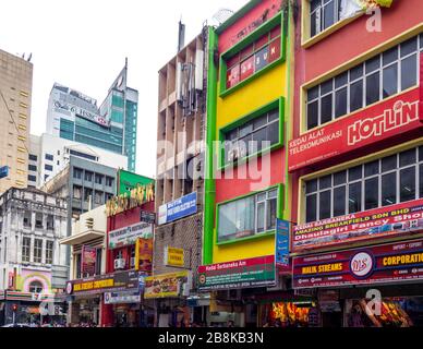 Façade de style urbain des maisons d'achats à Jalan Tun Tan Siew Sin Chinatown Kuala Lumpur Malaisie. Banque D'Images