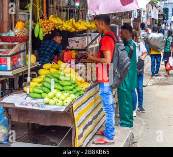 Homme achetant des fruits frais dans une cuisine stalle de Chinatown Kuala Lumpur en Malaisie. Banque D'Images