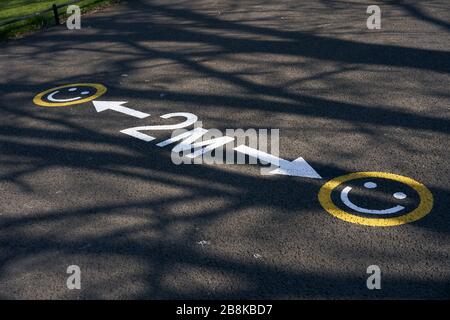 Signe indiquant une distanciation sociale dans le parc Phoenix, à Dublin, lors de la pandémie mondiale de coronavirus. Banque D'Images
