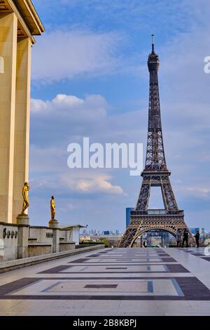 France, Paris, piste des droits de l'homme et la Tour Eiffel pendant le confinement de Covid 19 Banque D'Images