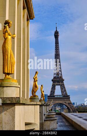 France, Paris, piste des droits de l'homme et la Tour Eiffel pendant le confinement de Covid 19 Banque D'Images