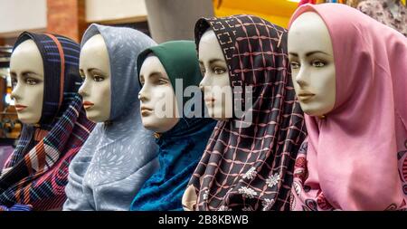 Rangée de mannequins avec foulard dans un stand dans les marchés de Katuri Walk à côté du marché central de Kuala Lumpur en Malaisie. Banque D'Images